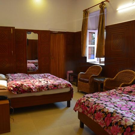 Clarks Hotel Мусори Екстериор снимка