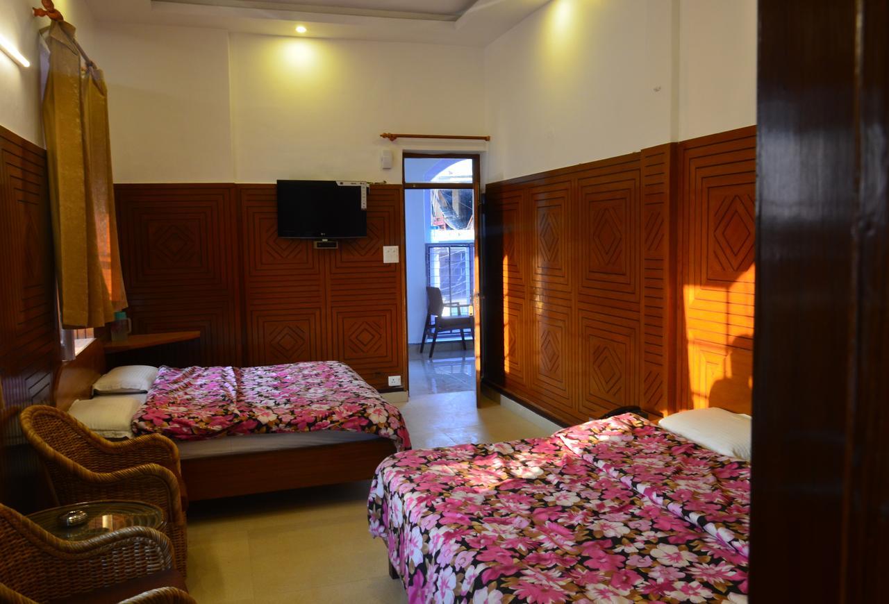 Clarks Hotel Мусори Екстериор снимка