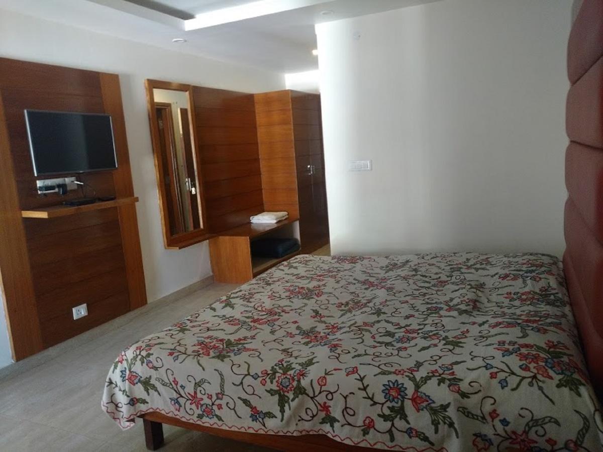 Clarks Hotel Мусори Екстериор снимка
